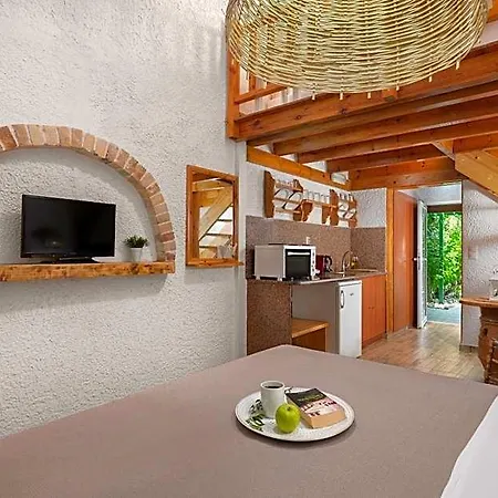 Elefteria Apts & 4*